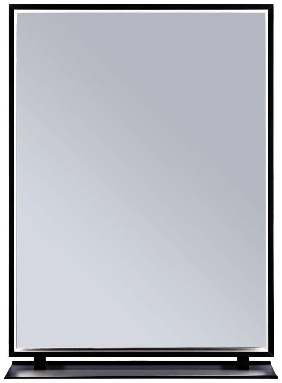 Ein großer, rechteckiger Spiegel mit schmalem, schwarzem Rahmen, stehend auf einem dunklen Sockel.