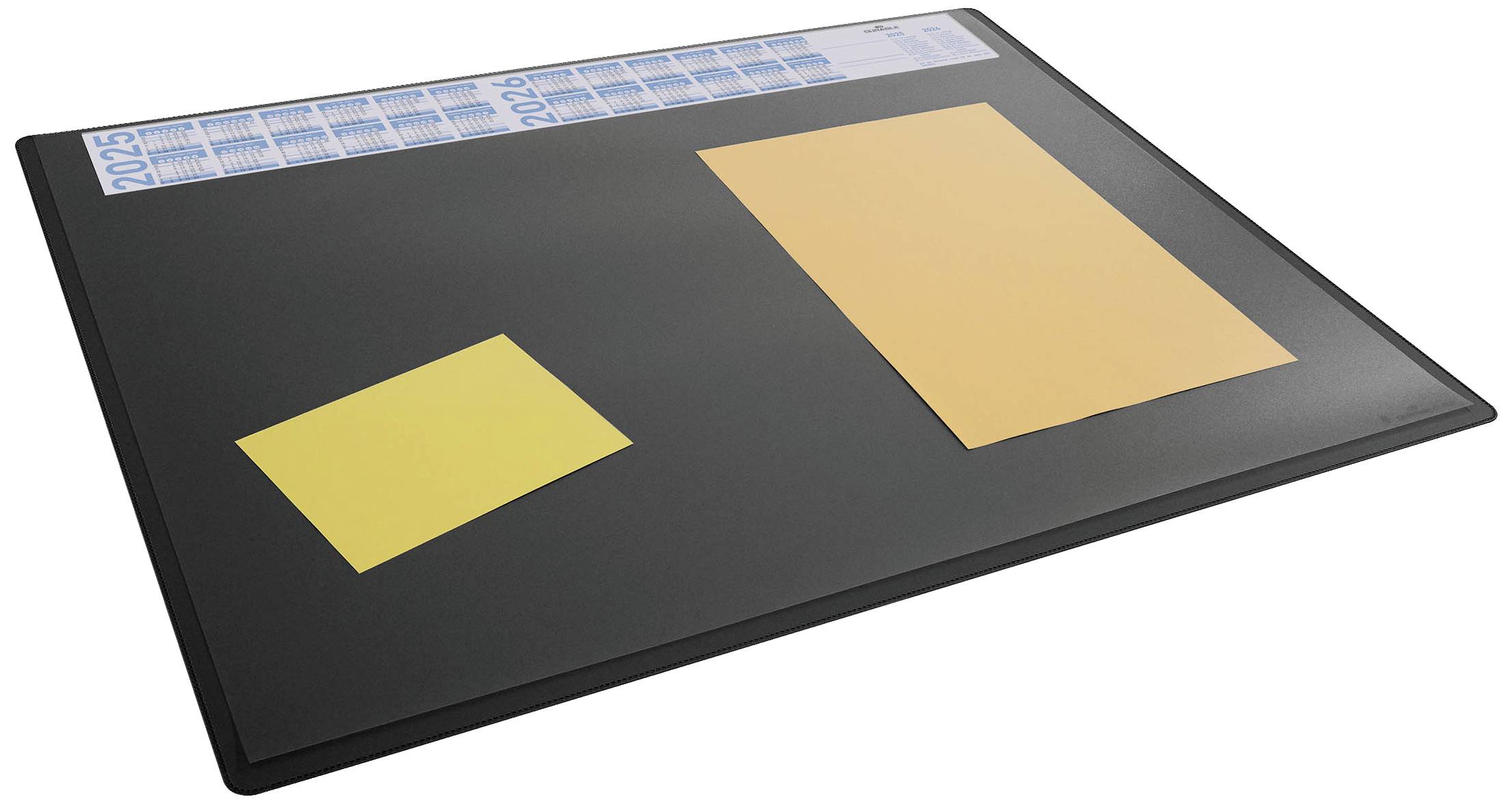Ein schwarzes Tischpad mit einem Kalender fürs Jahr 2025-2026 oben rechts. Zwei farbige Haftnotizen liegen darauf, eine gelb, eine orange.