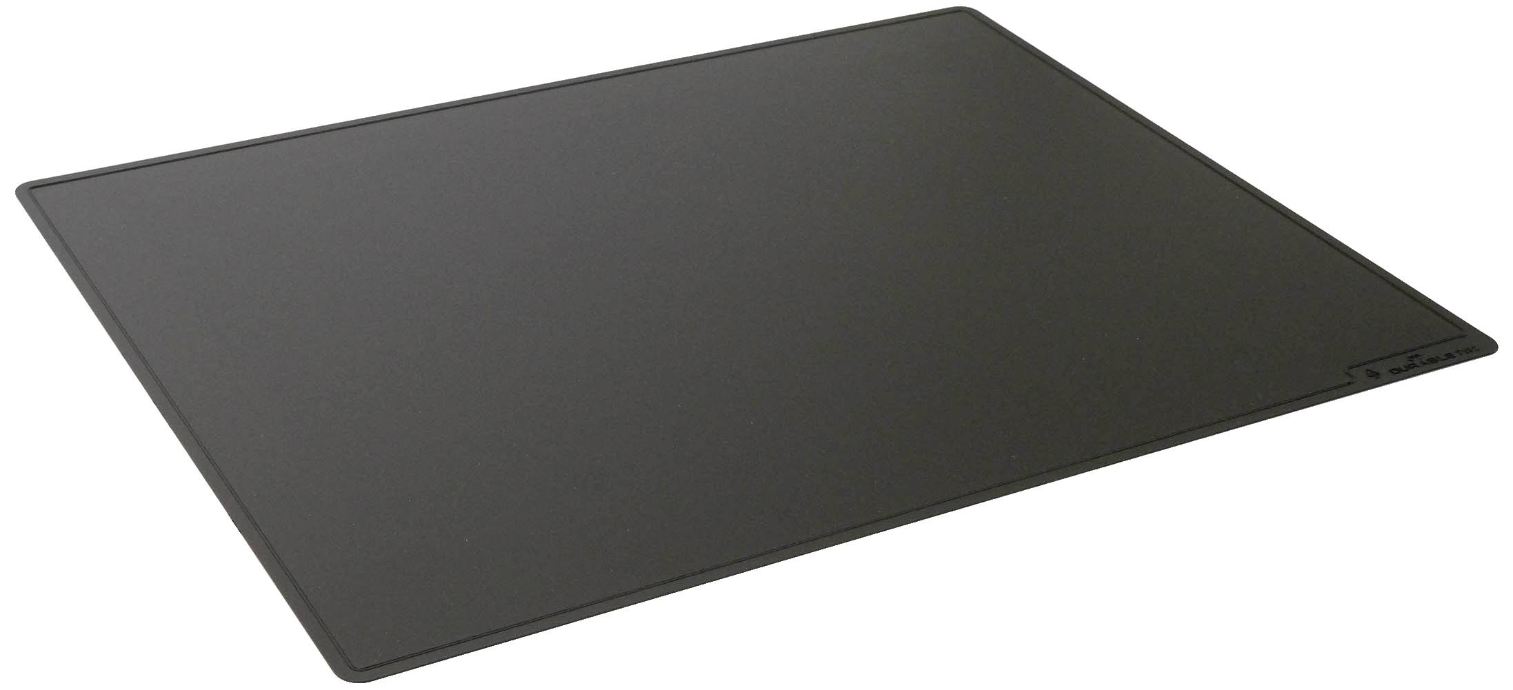 Ein rechteckiges, schwarzes Mousepad auf weißem Hintergrund.