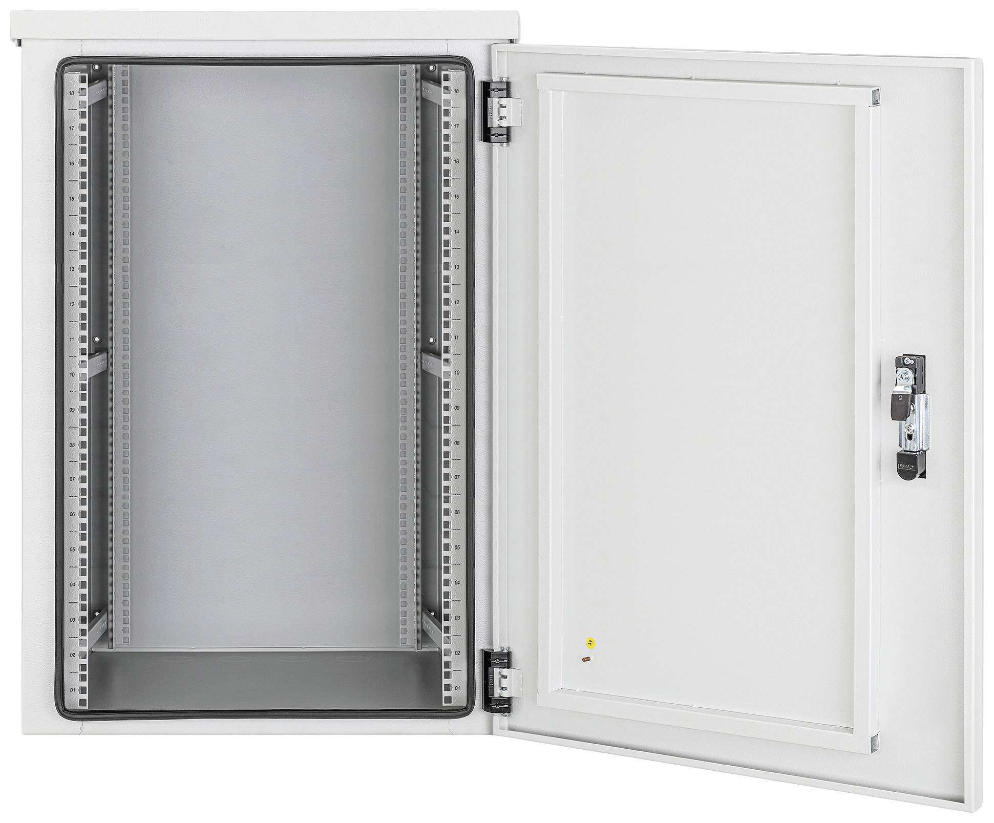 Ein geöffneter elektrischer Schaltschrank mit sichtbaren Montageleisten und Scharnieren. Der Schrank ist leer und in einer neutralen Umgebung.