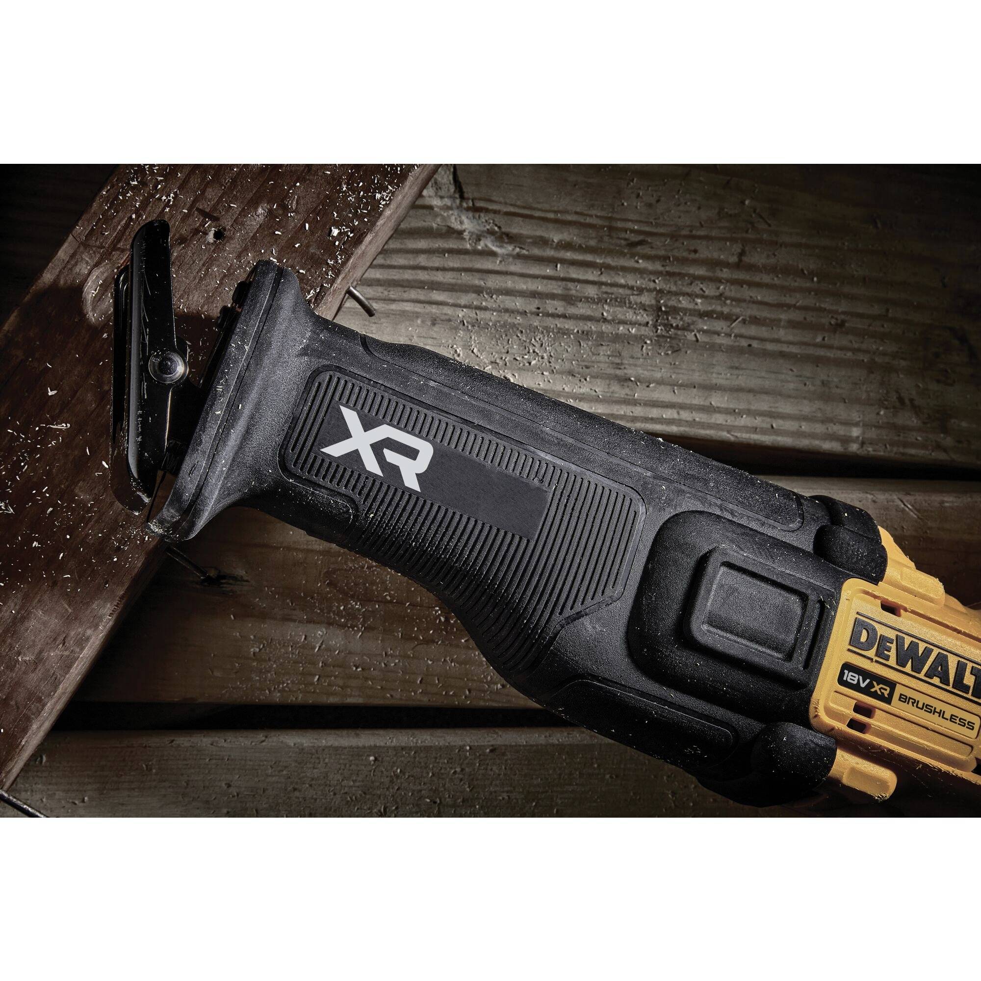 Elektrische Säbelsäge sägt durch ein Holzbrett. Der Griff zeigt das Logo 'XR'.