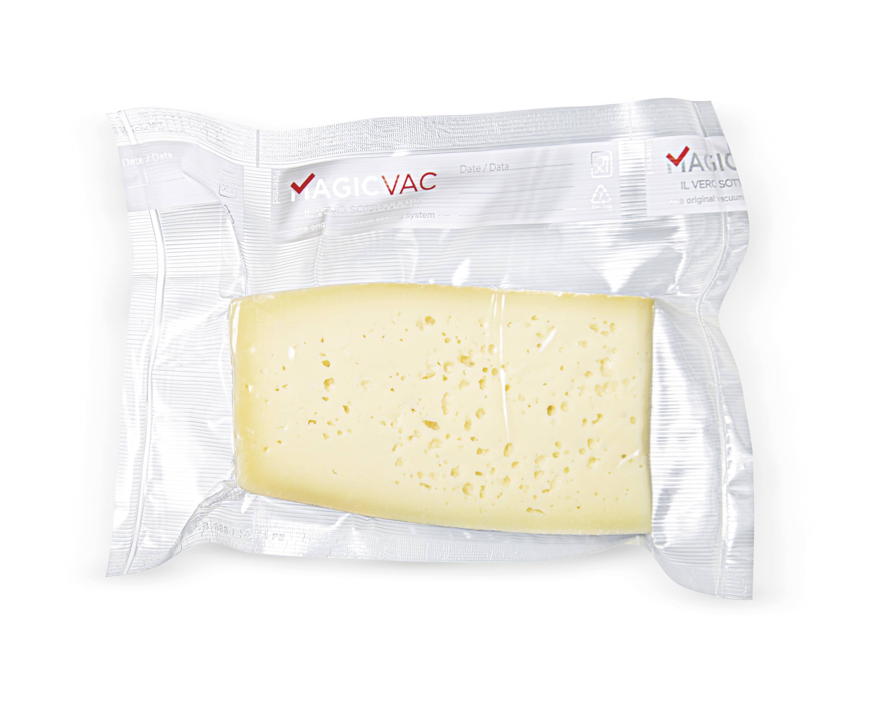 Ein Stück Käse ist vakuumverpackt in einer transparenten Folie mit der Aufschrift 'MAGICVAC' auf der Verpackung.