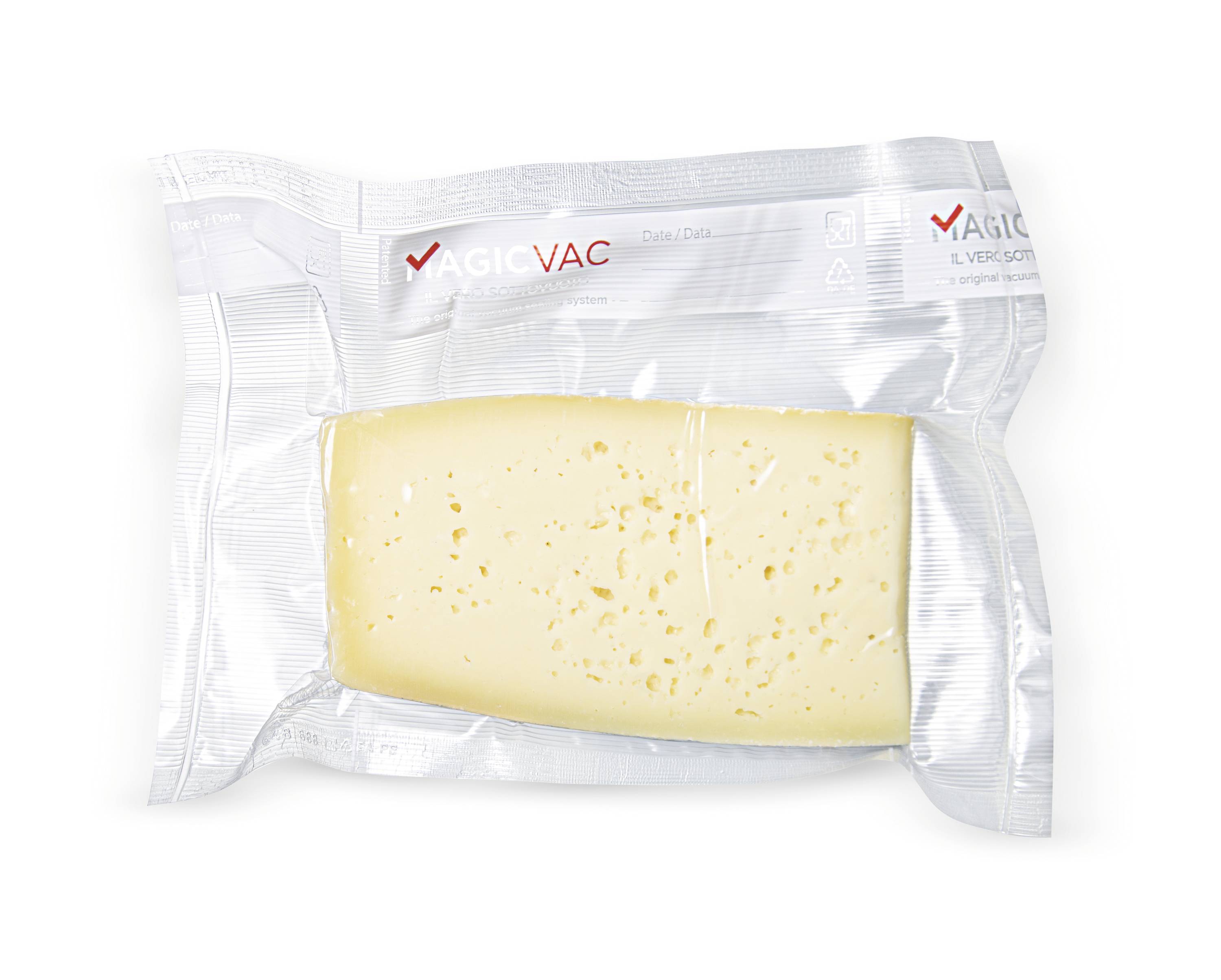 Ein rechteckiges Stück gelber Käse mit Löchern, vakuumverpackt in einer transparenten Kunststoffverpackung. Verpackungsträger ist weiß.