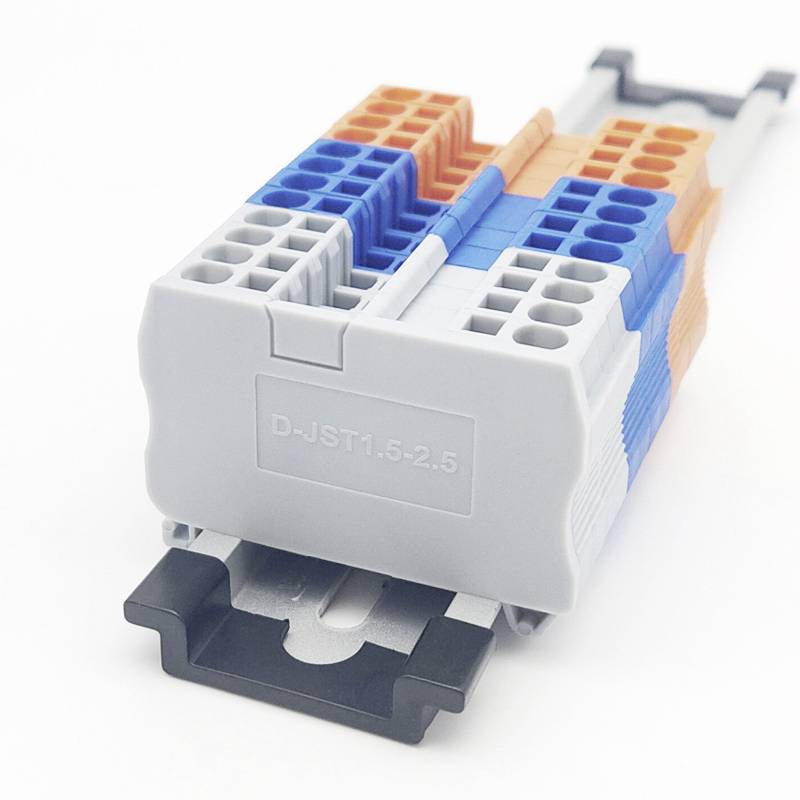 Ein mehrpoliger Steckverbinder in grau, blau und orange, auf Hutschiene montiert. Geeignet für elektrische Verkabelungen.