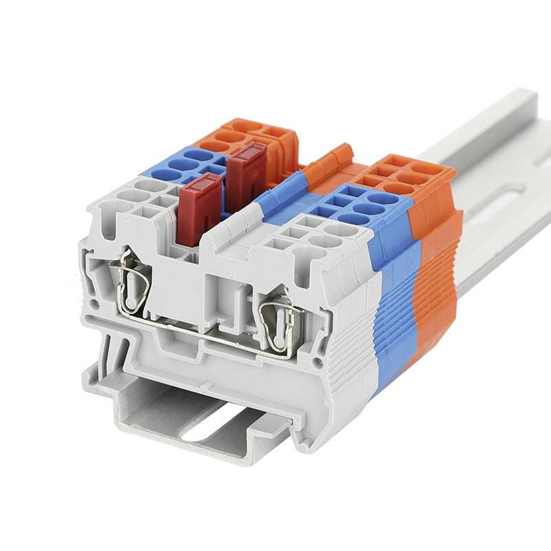 Ein elektrischer Steckverbinder mit mehrfarbigen Klemmen, montiert auf einer Hutschiene, bereit für den Einsatz in Elektronikinstallationen.