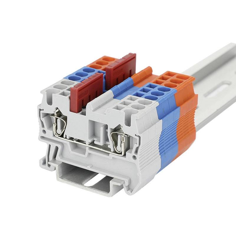 Ein detaillierter Steckerblock mit farblich gekennzeichneten Klammern und Kontakten, bereit zur elektrischen Verbindungsmontage.