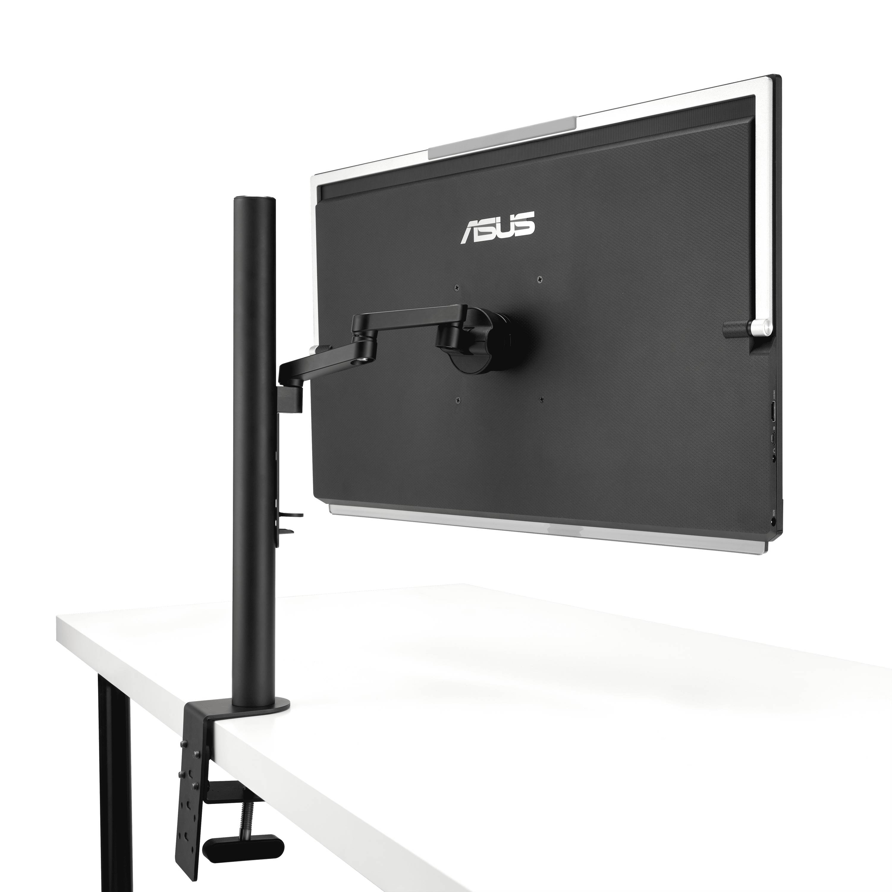 Ein Computermonitor, montiert auf einem höhenverstellbaren Tischhalterungsarm, zeigt Flexibilität und ergonomische Anpassung.