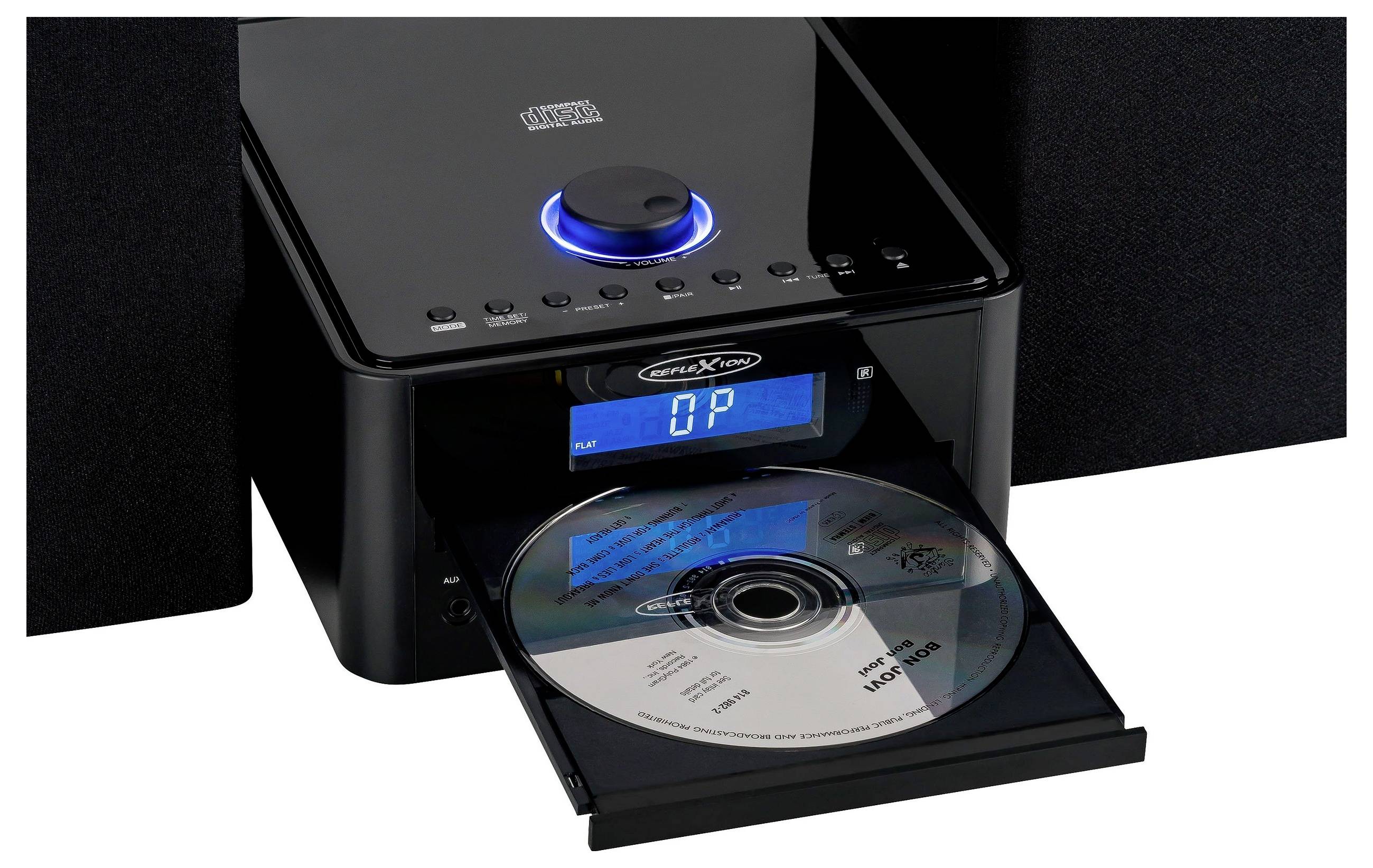 Schwarzer CD-Player mit blau beleuchteten Bedienelementen, offenes Laufwerk mit einer CD und digitales Display, das „0P