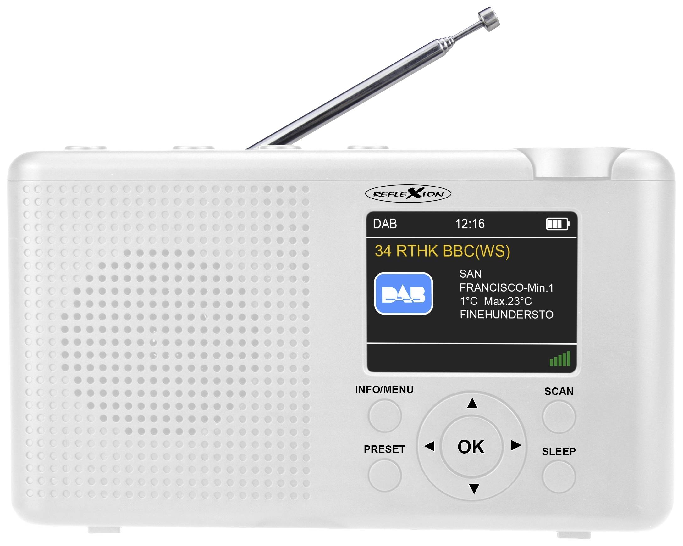 Weißes tragbares DAB-Radio mit kleinem Display, das den Sender '34 RTHK BBC(WS)' anzeigt. Neben den Tasten für Bedienung und Empfang.