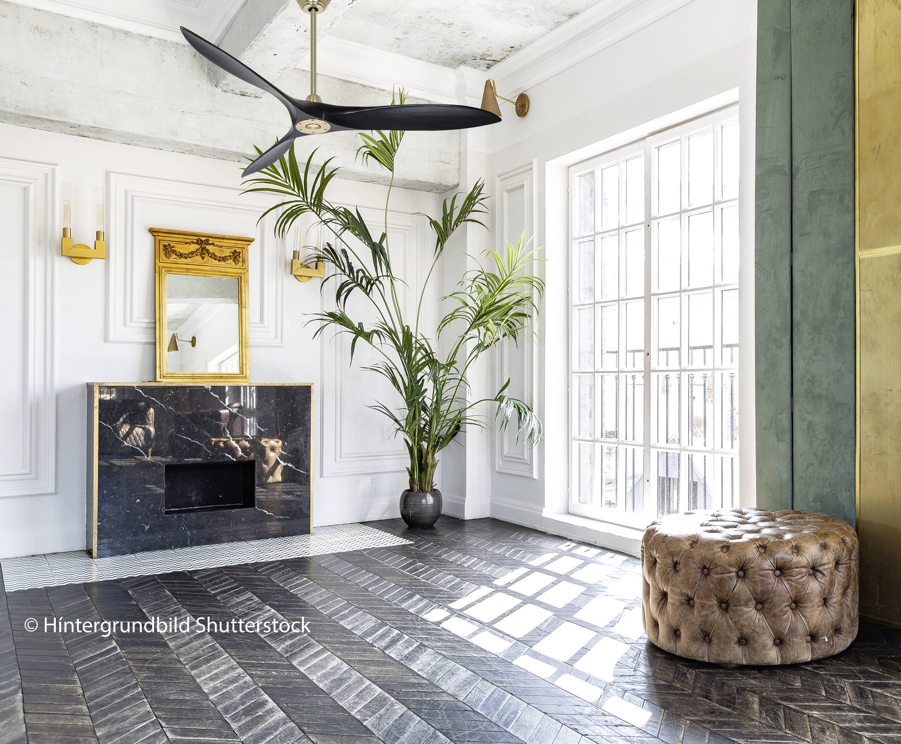 Elegantes Wohnzimmer mit Marmorkamin, großem Spiegel, üppiger Pflanze, modernem Deckenventilator, Tageslicht durch langes Fenster.