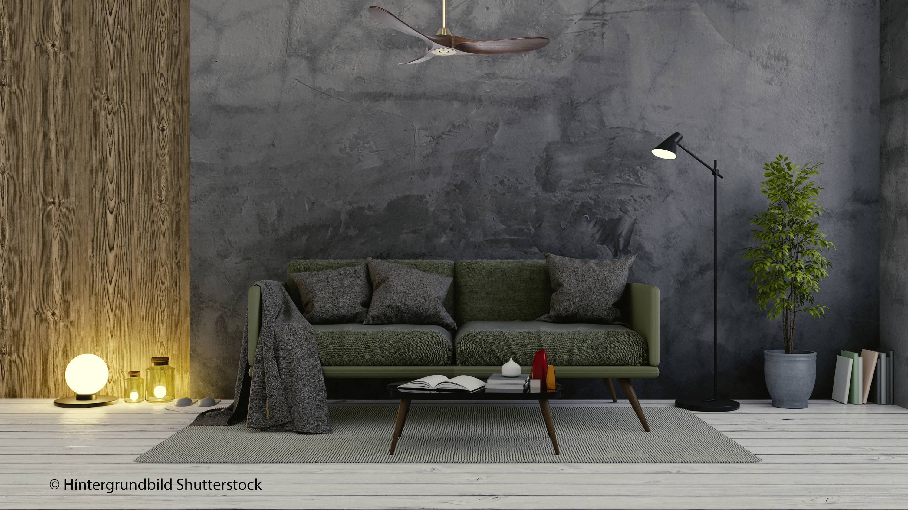 Grünes Sofa mit Kissen vor einer grauen Wand, daneben eine Stehlampe und eine Pflanze; moderne Wohnzimmer-Einrichtung.