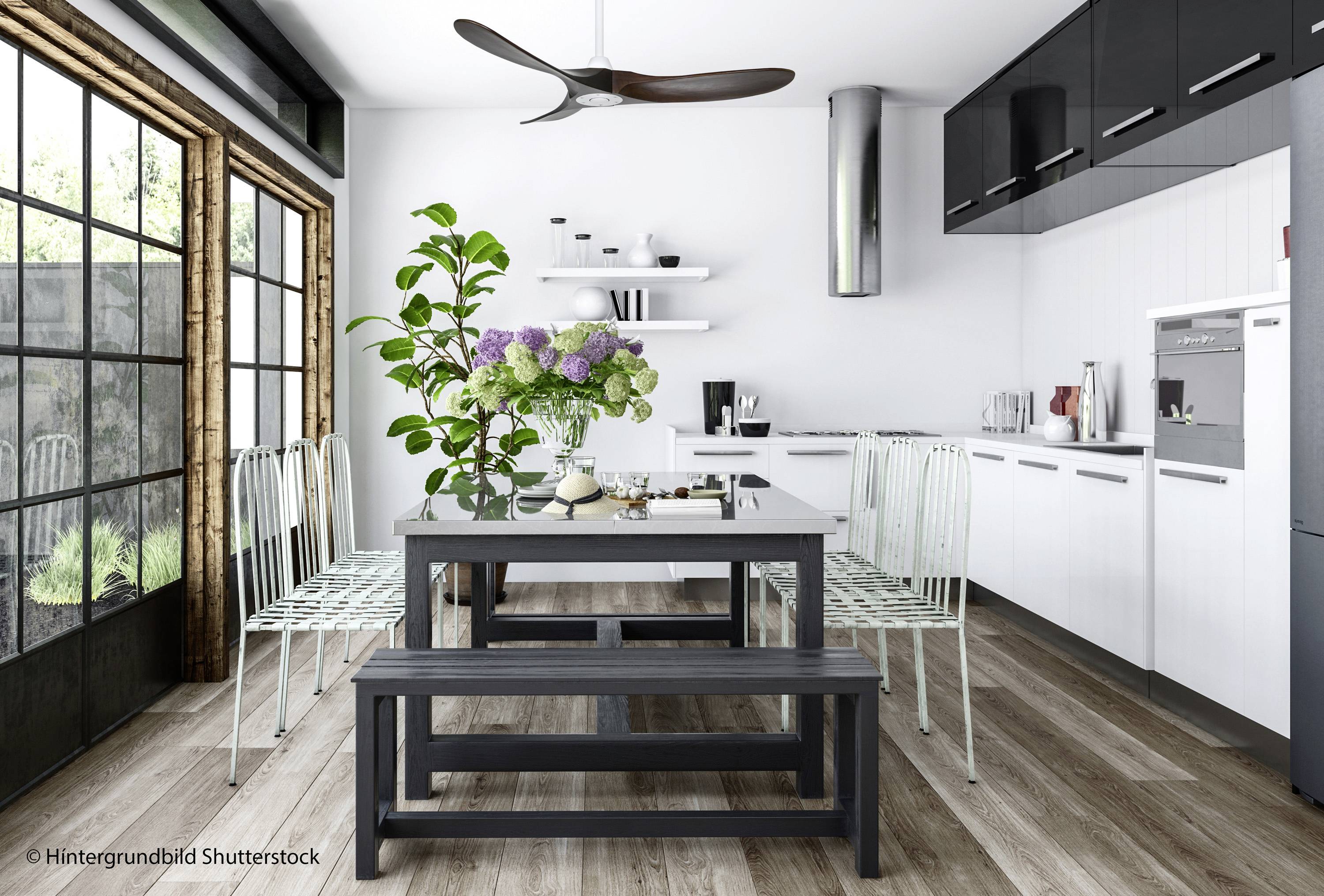 Moderne Küche mit Esstisch, vier Stühlen und Bank. Dekorative Pflanzen auf Tisch, große Fenster links, weiße und schwarze Möbel.