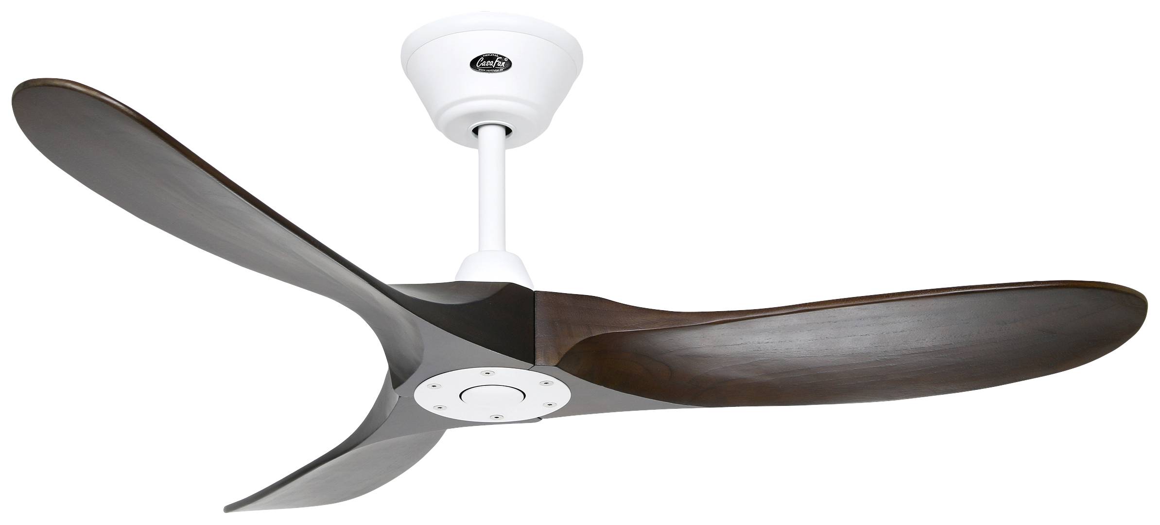 Ein moderner Deckenventilator mit drei dunklen Holzflügeln und weißem Gehäuse an der Decke montiert. Ideal für Raumkühlung und Dekoration.