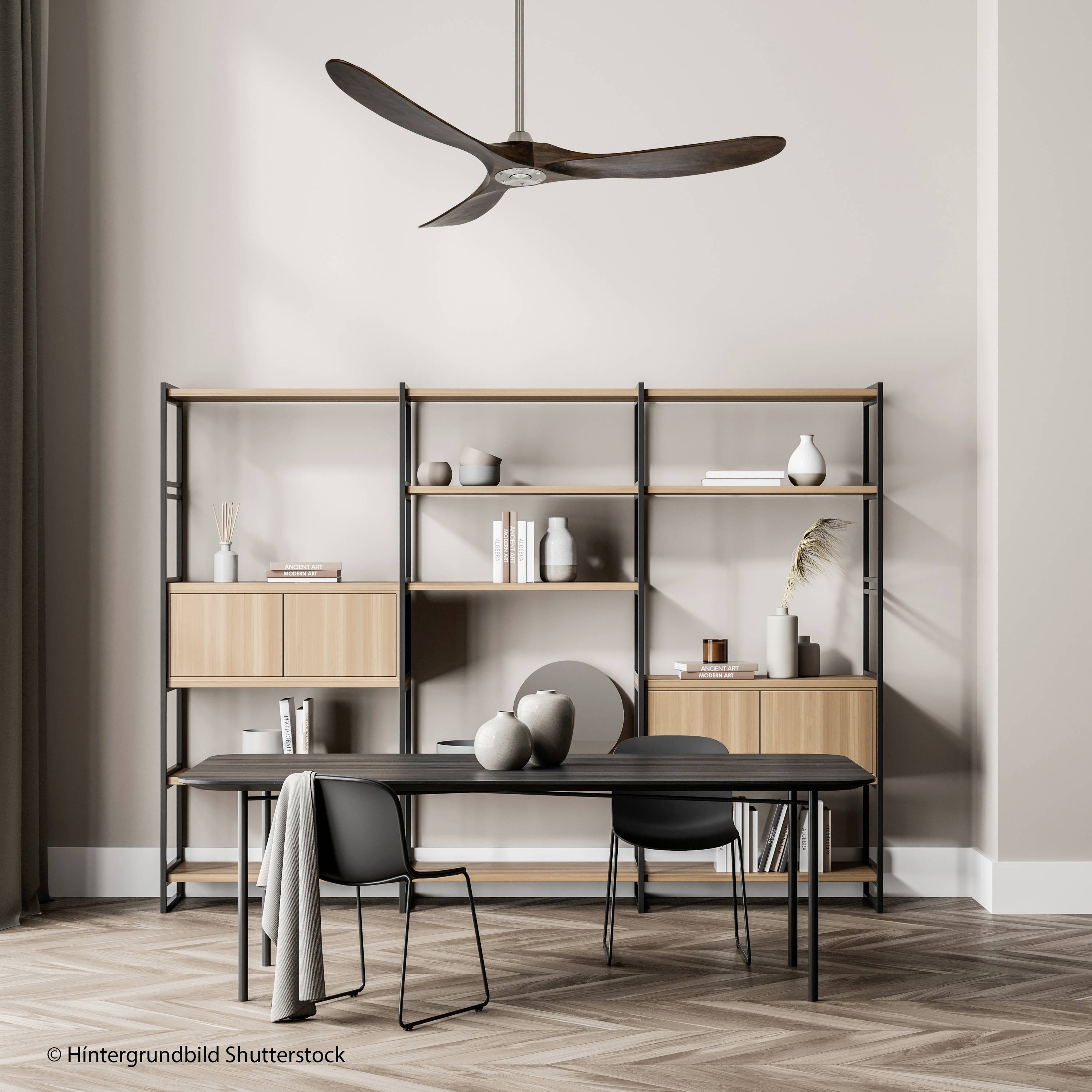 Ein modernes Esszimmer mit Holztisch, drei Stühlen und einem Regal im Hintergrund. Ein Deckenventilator hängt von der Decke.