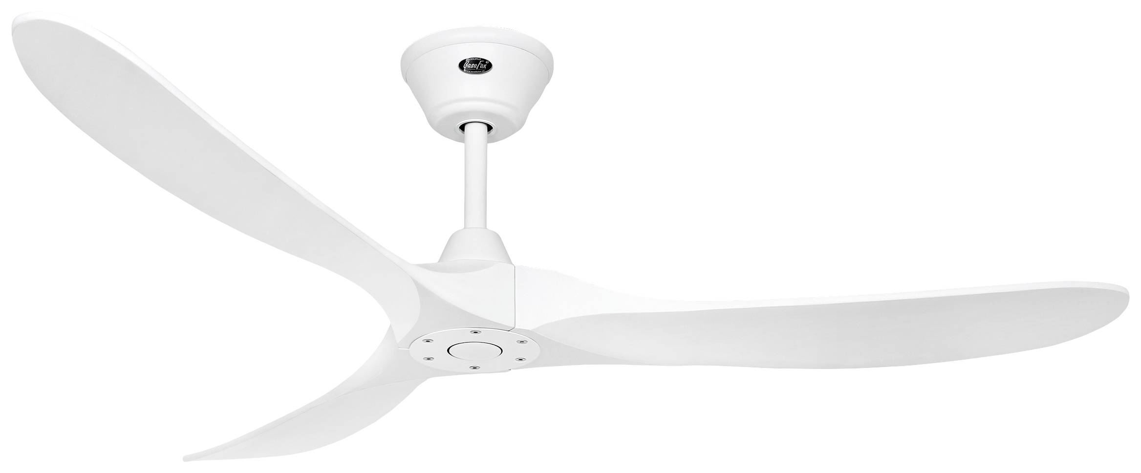 Ein weißer Deckenventilator mit drei geschwungenen Flügeln ist an der Decke montiert.