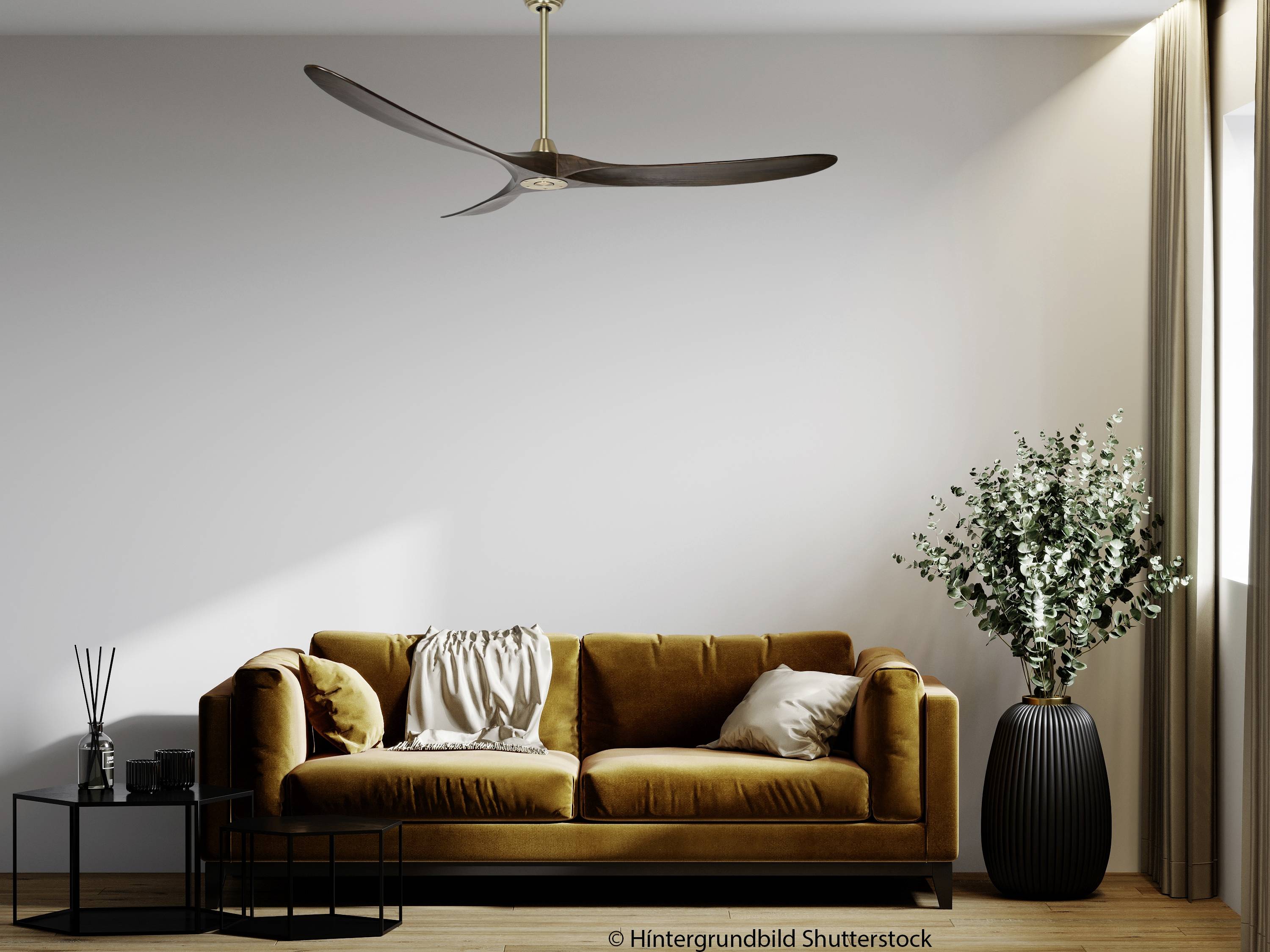 Eine modern eingerichtete Wohnzimmer-Szene mit einem braunen Sofa, einem eleganten schwarzen Tisch, einer großen Pflanze und einer Deckenventilator-Lampe.