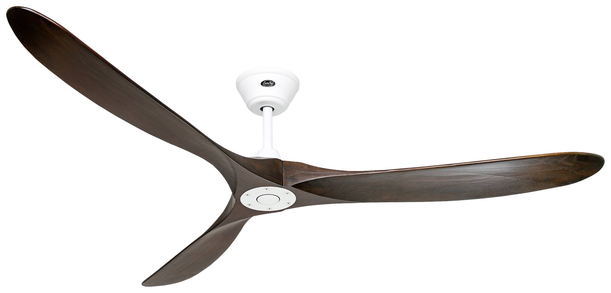 Ein moderner Deckenventilator mit drei schlanken, braunen Holzflügeln, montiert an einer weißen Halterung an der Zimmerdecke.