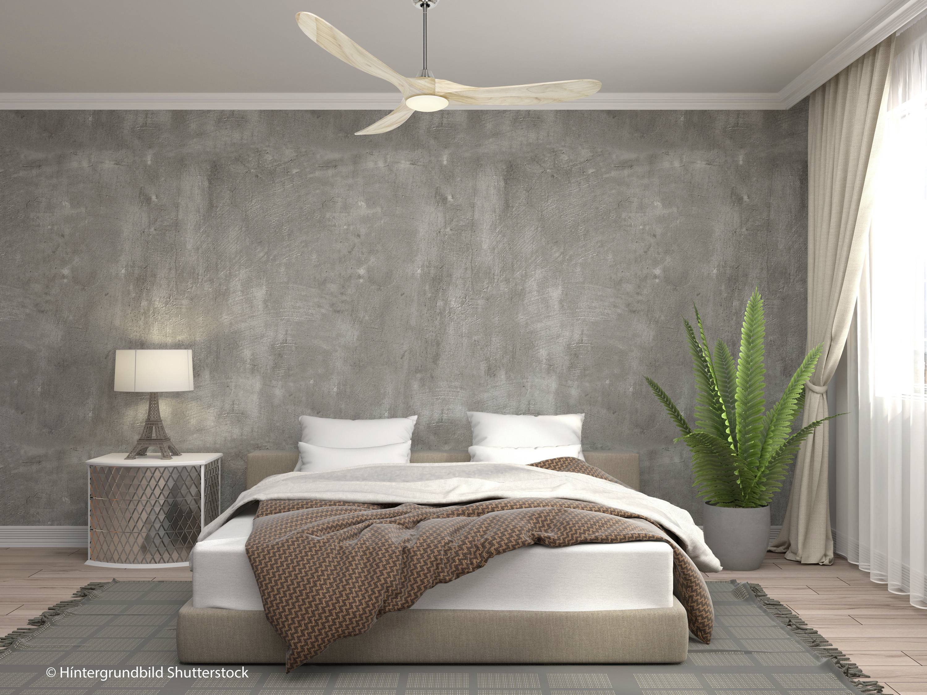 Ein modernes Schlafzimmer mit einem großen Bett, einer Nachttischlampe und einer grünen Pflanze neben dem Fenster mit weißen Vorhängen.