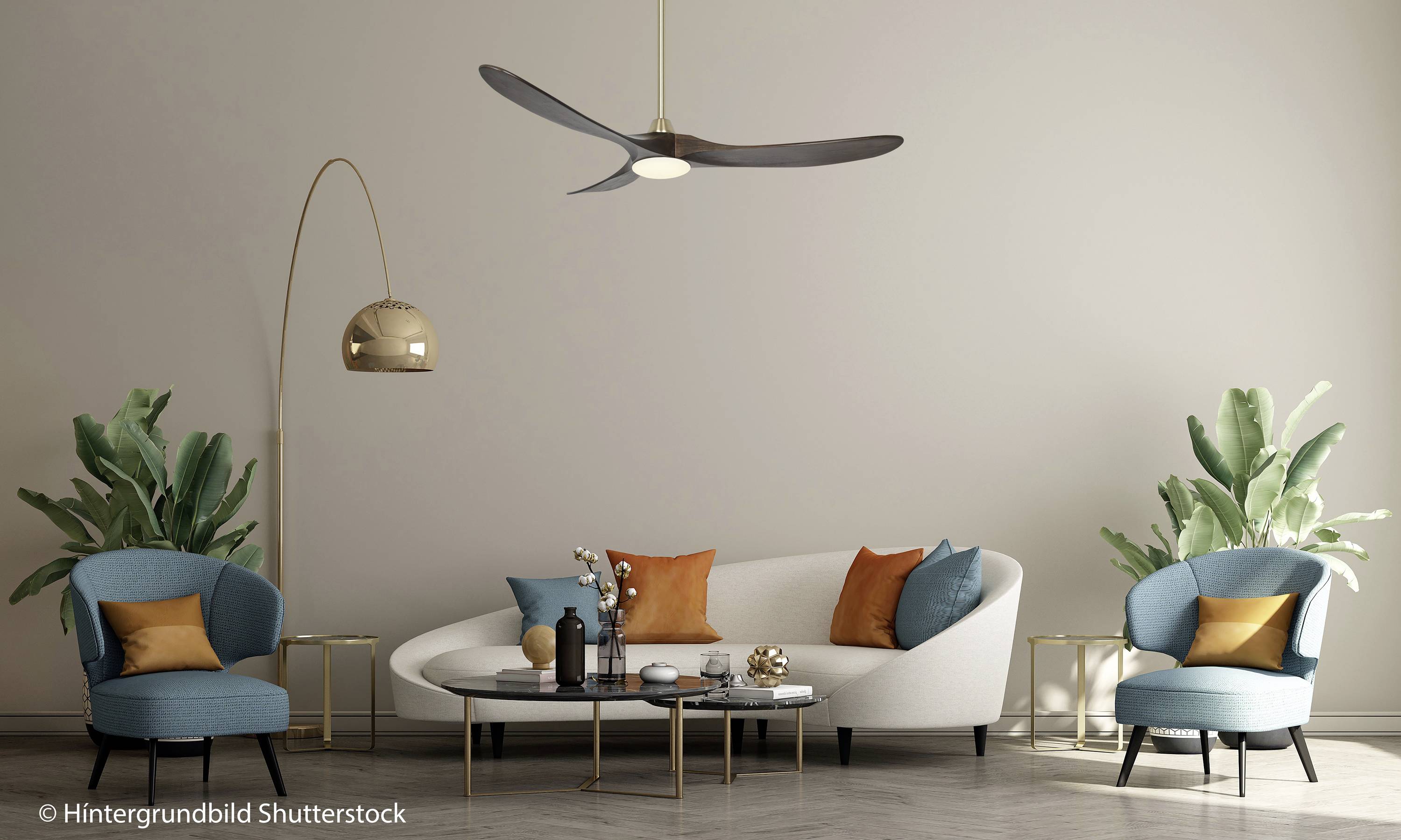 Ein elegantes Wohnzimmer mit einem weißen Sofa, blauen Sesseln, orangefarbenen Kissen, Pflanzen und einem modernen Deckenventilator.