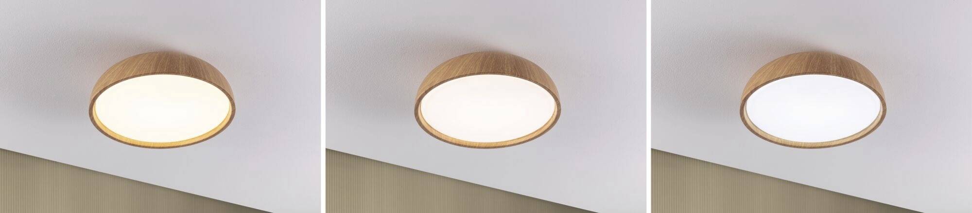 Drei runde Deckenleuchten aus Holz mit weißem Schirm, die in Größe und Ausstrahlung leicht variieren. Befestigt an einer weißen Decke.