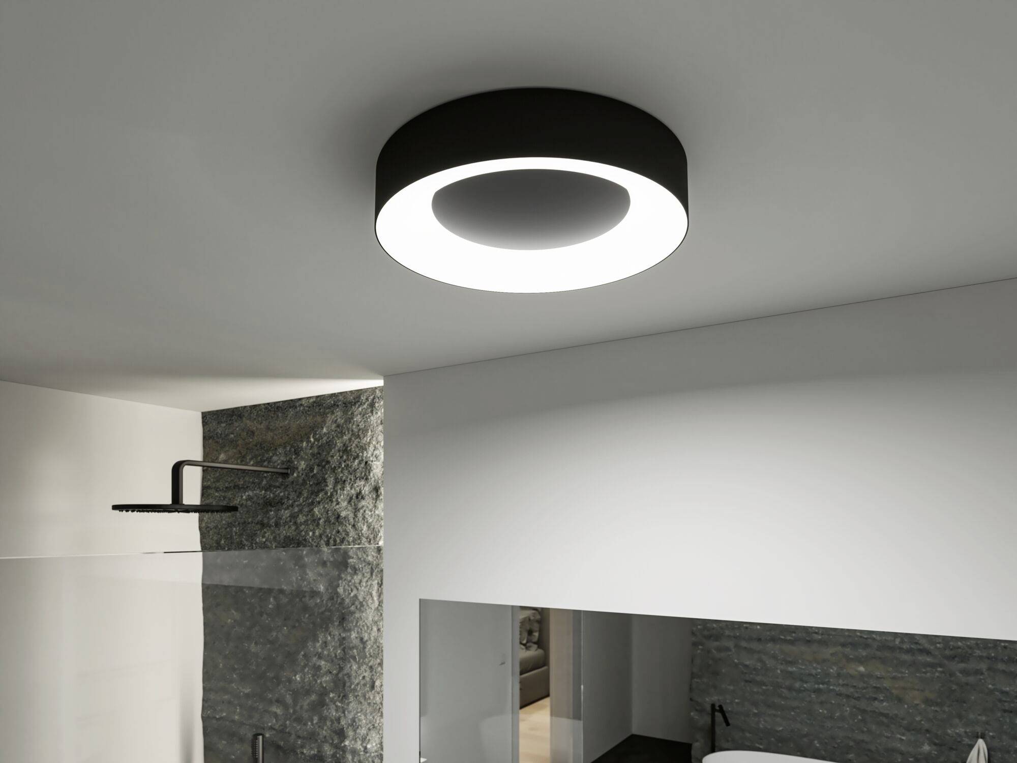 Moderne Deckenleuchte in einem Badezimmer. Die Lampe ist rund und schwarz, und sorgt für eine gleichmäßige Ausleuchtung des Raums.