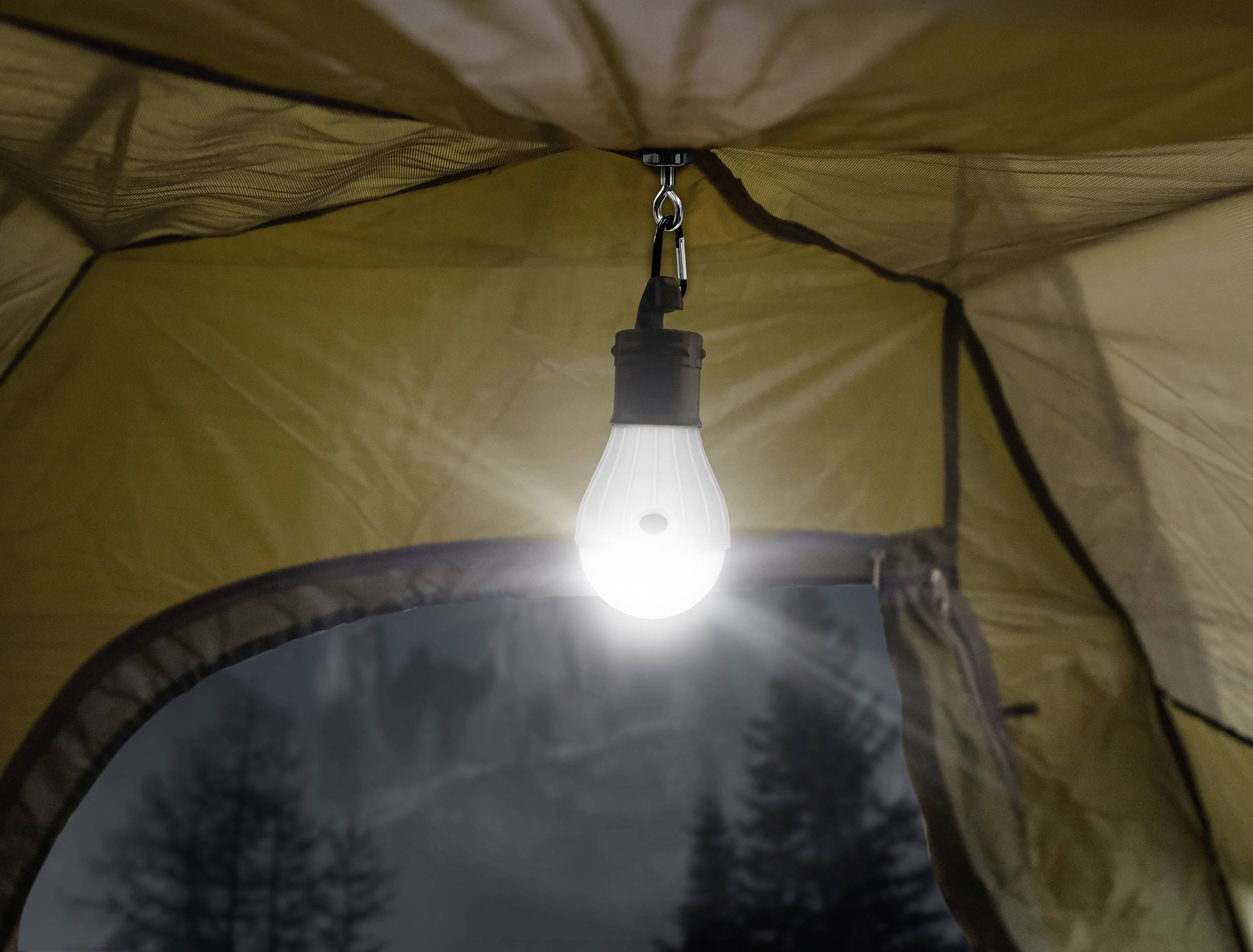 Eine leuchtende Glühbirne hängt im Inneren eines Zeltes, beleuchtet die Umgebung. Im Hintergrund sind Bäume im Dämmerlicht zu sehen.