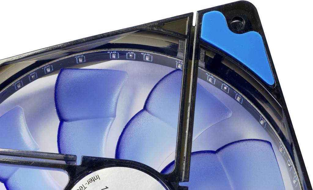 Nahaufnahme eines Computerlüfters mit transparenten, blau beleuchteten Flügeln und einer schwarzen Rahmenkonstruktion.
