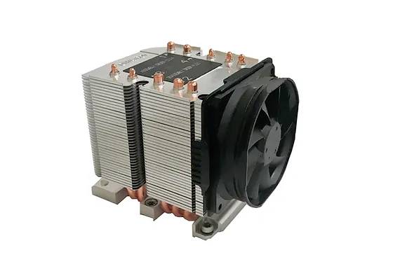 Ein CPU-Kühler mit Metallrippen und einem schwarzen Lüfter, montiert auf einer Plattform. Er dient zur Kühlung von Computerprozessoren.