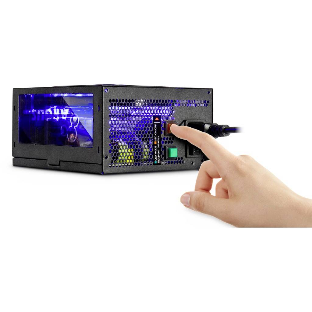 Eine Hand berührt den Ein- und Ausschalter eines Computer-Netzteils. Das Netzteil ist schwarz mit sichtbaren Lüftungsschlitzen.