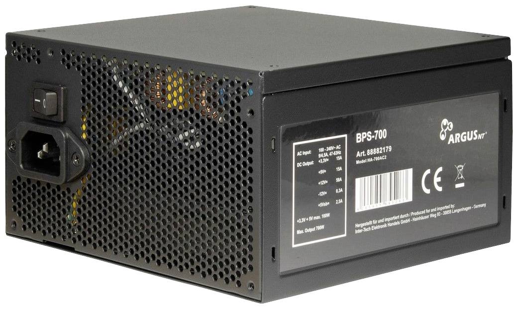 Ein schwarzes Computernetzteil mit einem Lüftungsgitter und einem Aufkleber mit technischen Spezifikationen und Zertifizierungen.