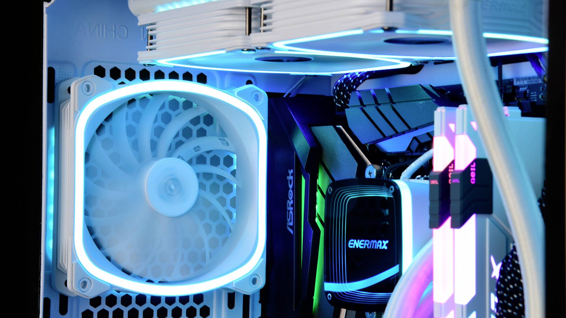 Ein Computergehäuse mit LED-beleuchteten Lüftern und Komponenten zeigt moderne Gaming-Hardware mit einem futuristischen Design.