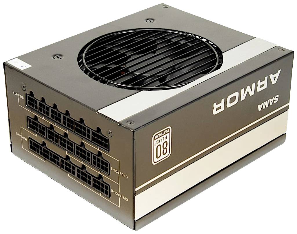 Ein schwarzes Computer-Netzteil mit Lüfter oben und mehreren Anschlussbuchsen an der Vorderseite. Aufschrift '80 PLUS Platinum'.