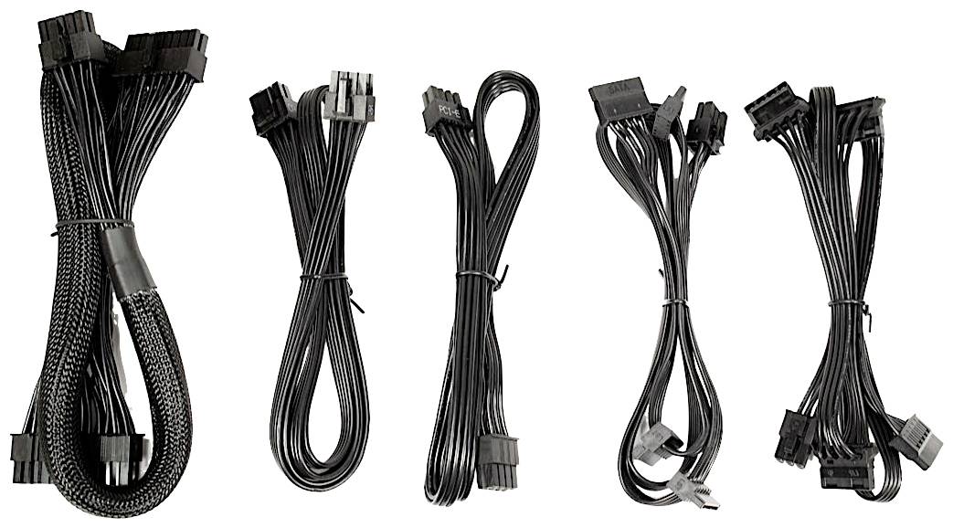 Fünf verschiedene schwarze Computerkabel unterschiedlicher Länge und Anschlüsse, nebeneinander auf weißem Hintergrund dargestellt.