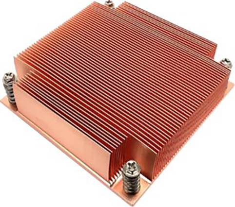 Kupferner Kühlkörper für Computerprozessoren mit vielen feinen Lamellen zur Wärmeableitung, montiert auf einer Metallhalterung.
