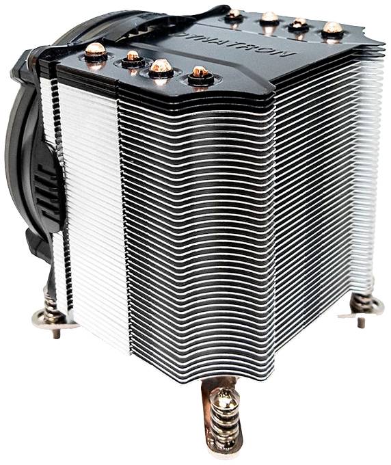 Ein großer CPU-Kühler mit mehreren Aluminium-Lamellen und Kupfer-Heizrohren, montiert auf einem Computer-Mainboard.