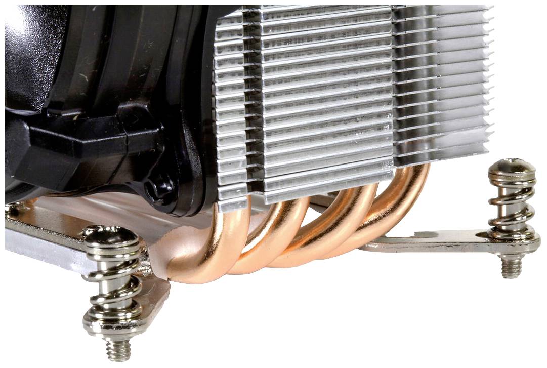 Nahaufnahme eines CPU-Kühlers mit Kupferwärmerohren und Aluminiumkühlrippen.