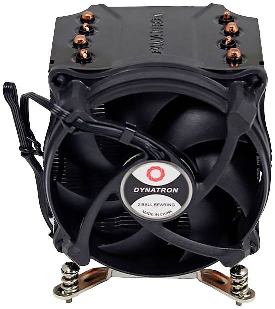 Ein schwarzer CPU-Kühler mit Lüfter und Kühlrippen, Marke Dynatron, zeigt Kupferwärmerohre und Befestigungselemente.