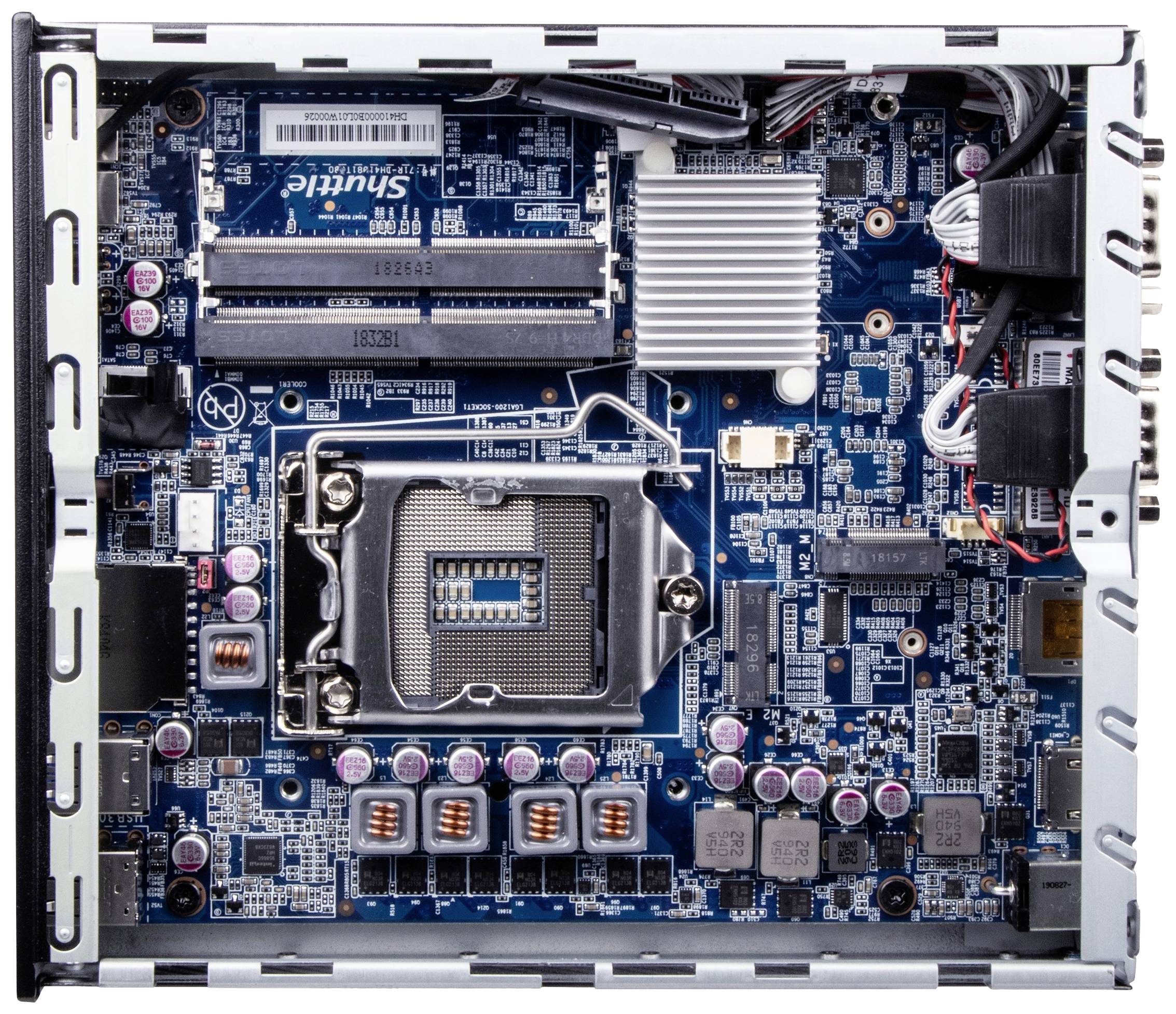 Eine Computer-Motherboard mit sichtbaren Komponenten wie Prozessorsteckplatz, RAM-Steckplätzen, Kühlkörpern und Anschlüssen.