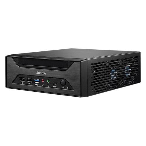 Ein kompakter schwarzer Shuttle-PC, horizontal aufgestellt. Vorderseite zeigt USB-Anschlüsse, Audioanschlüsse und Bedienknöpfe.