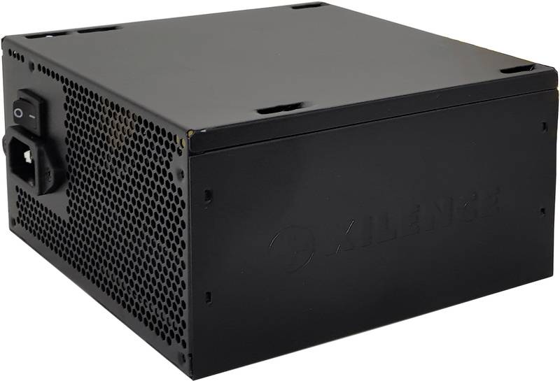 Ein schwarzes PC-Netzteil mit schwarzem Gehäuse und Lüftungslöchern an der Seite. Oben ist der Markenschriftzug sichtbar.