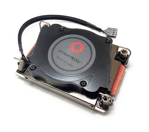 Ein CPU-Kühler von Dynatron mit einem röhrenförmigen Wärmerohr und einem kompakten schwarzen Design, geeignet für Servergehäuse.