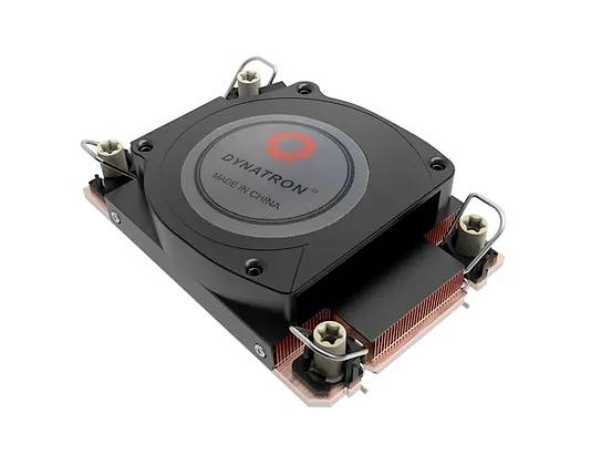 Ein schwarzer Lüfter, gekennzeichnet mit 'Dynatron Made in China', mit Kühlrippen und vier Metallklemmen zur Befestigung.