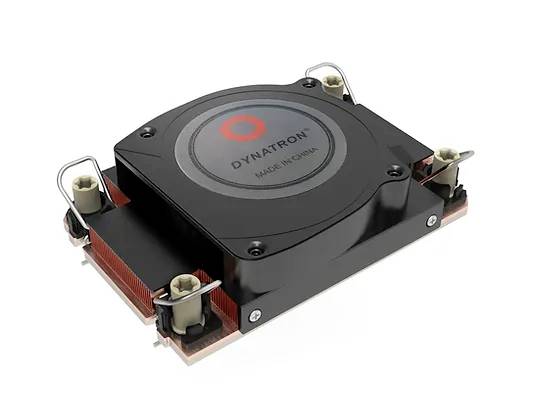 Ein schwarzer Computerlüfter mit der Aufschrift 'Dynatron' auf der Oberseite, umgeben von Befestigungsklemmen, auf weißem Hintergrund.