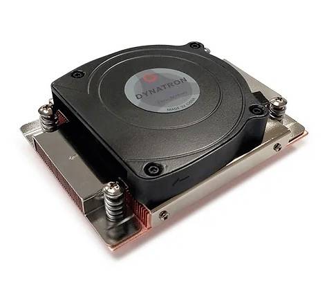 Kühlsystem eines Computers mit schwarzem Lüfter und silbernen Halterungen, gekennzeichnet mit 'Dynatron'.