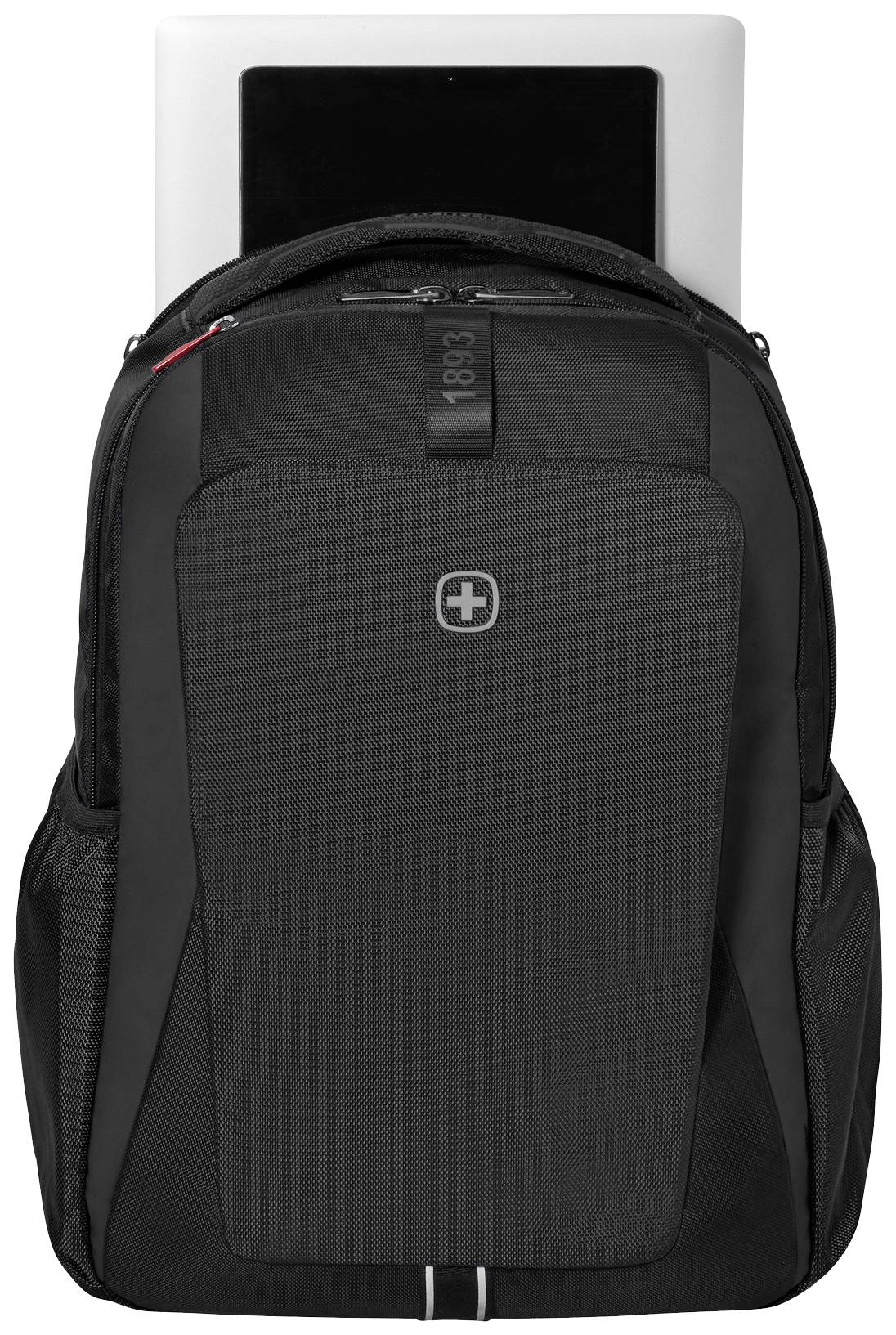 Ein schwarzer Rucksack mit einem Tablet in einem Laptopfach. Der Rucksack hat ein Logo mit einem Kreuz und der Zahl '1893'.