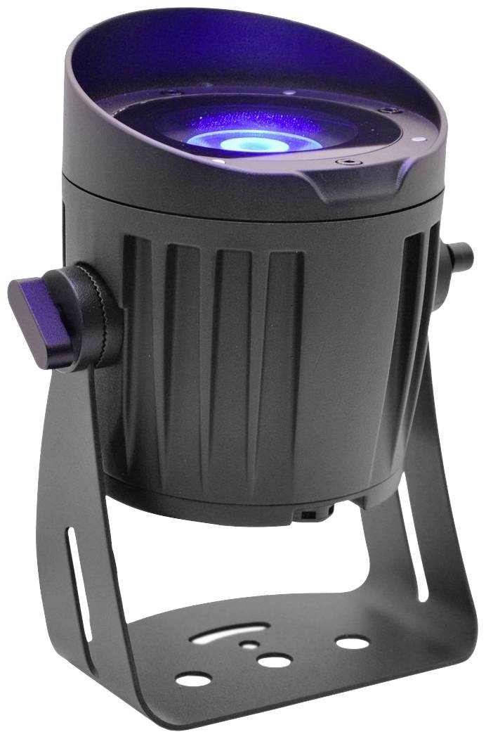 Ein schwarzer LED-Lichtprojektor mit blauer Lichtquelle, montiert auf einem verstellbaren Metallständer.