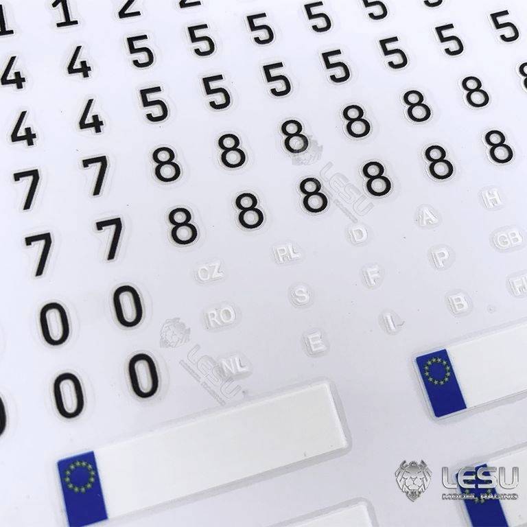 Selbstklebende Autoaufkleber mit Buchstaben und Zahlen in verschiedenen Schriftgrößen, inklusive EU-Länderflaggen und Nummernschildern.