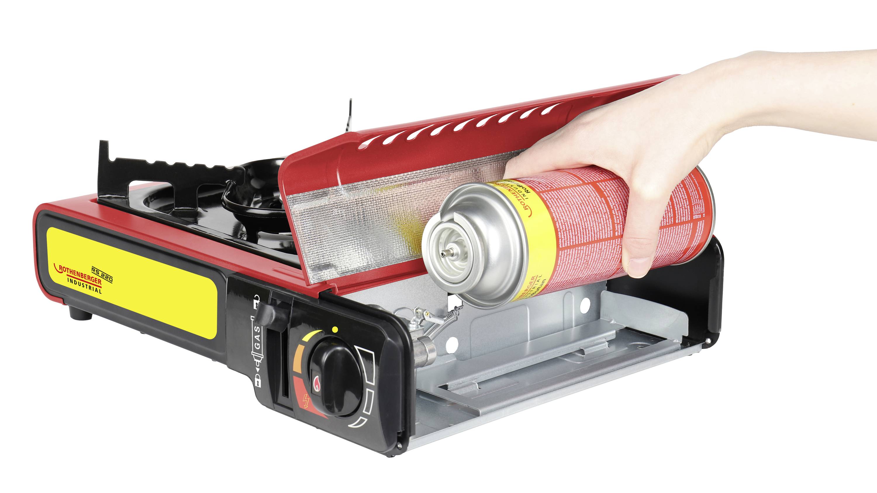 Eine Hand setzt eine Gaskartusche in einen tragbaren Campingkocher ein. Der Kocher ist rot und schwarz gefärbt.