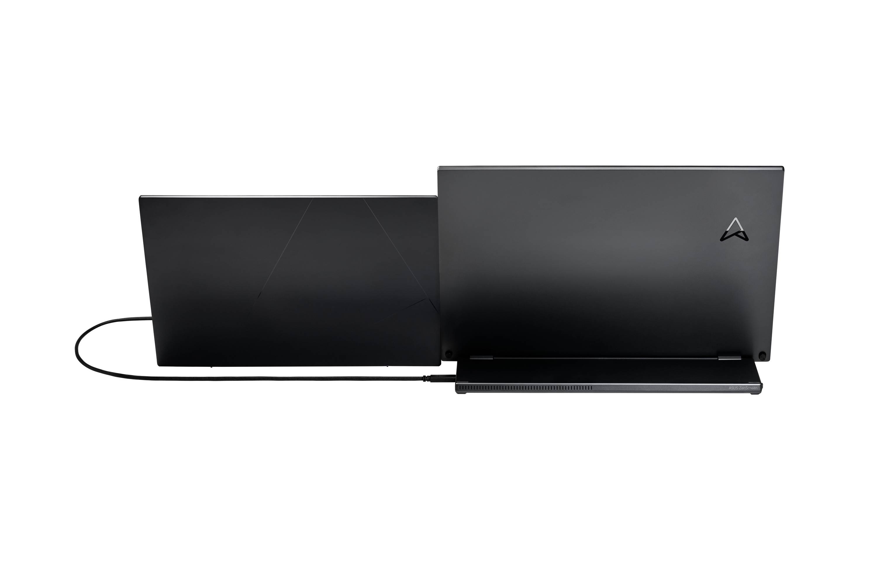 Zwei schwarze Laptops, Rücken an Rücken, sind verbunden durch ein einziges Kabel. Sie sind auf weißem Hintergrund platziert.