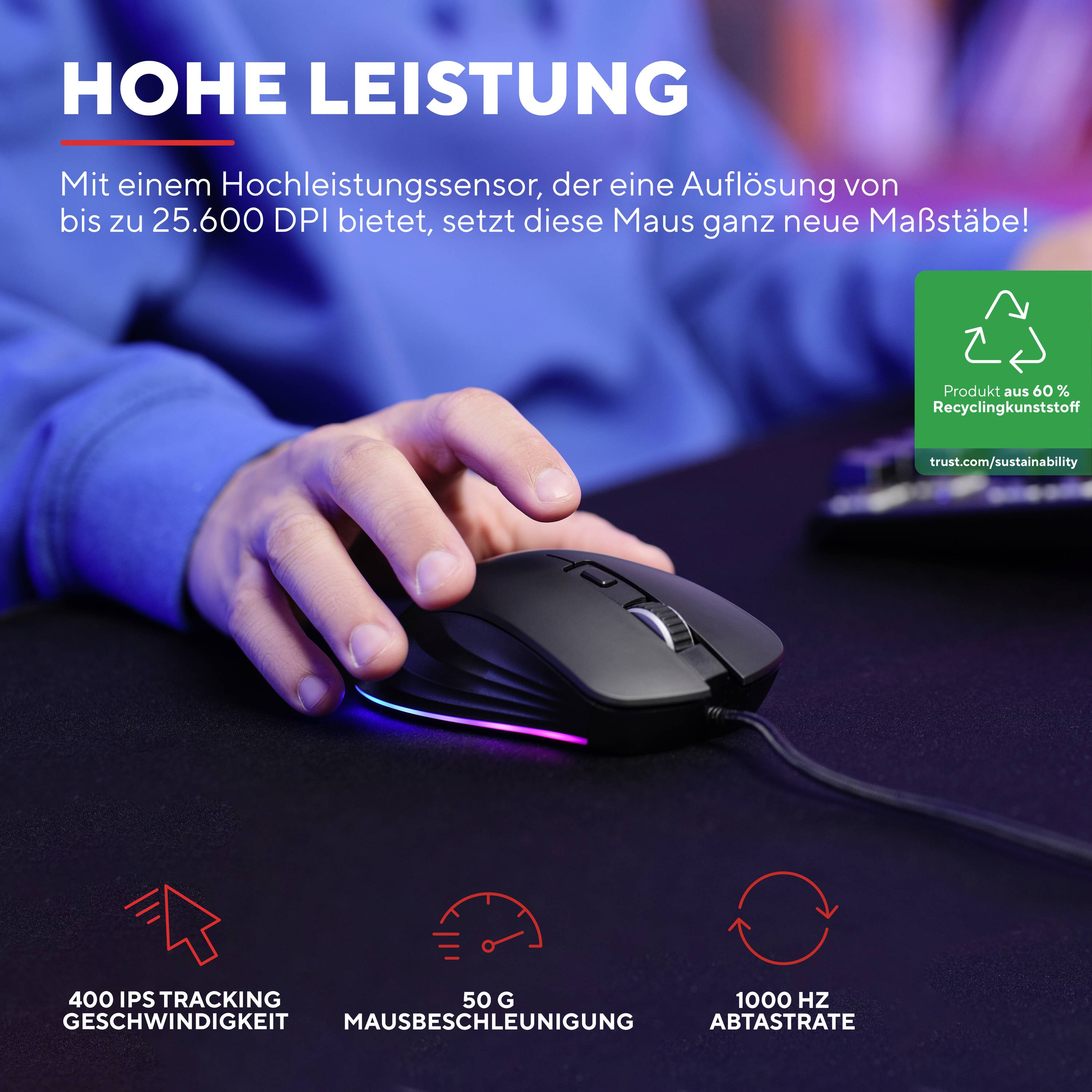Hand verwendet eine schwarze Gaming-Maus auf dunklem Tisch. Text beschreibt hohe Leistung mit bis zu 25.600 DPI und 1000 Hz Abtastrate.